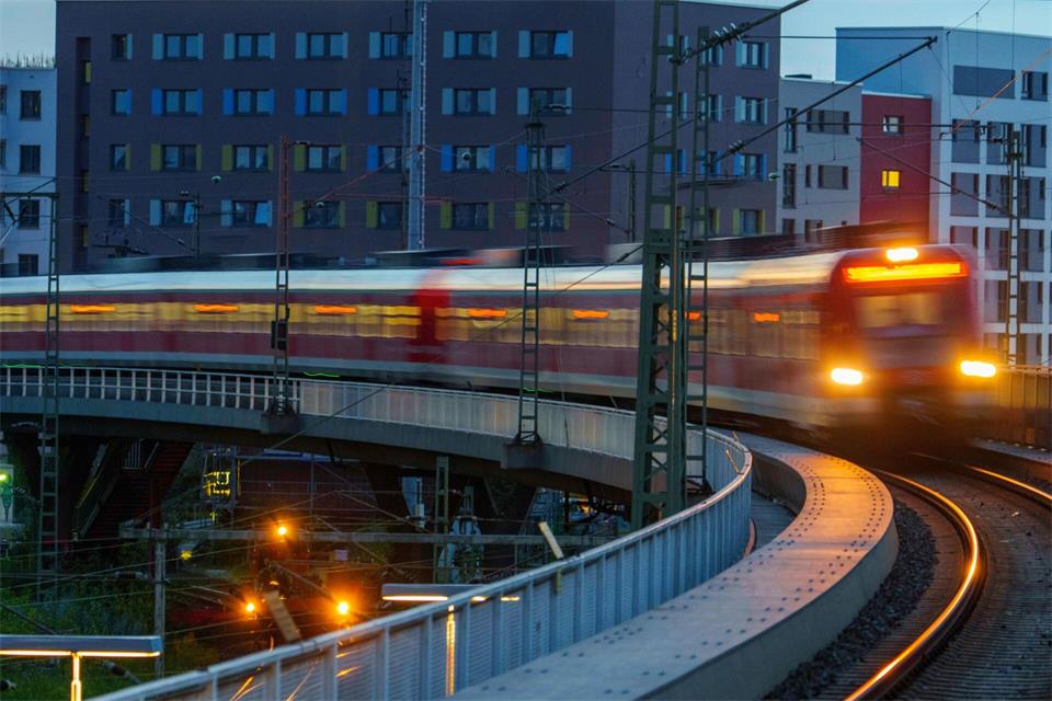 Weiterhin kommen viele S-Bahnen zu spät an ihrem Ziel an. (Archivbild)Andreas Arnold/dpa
