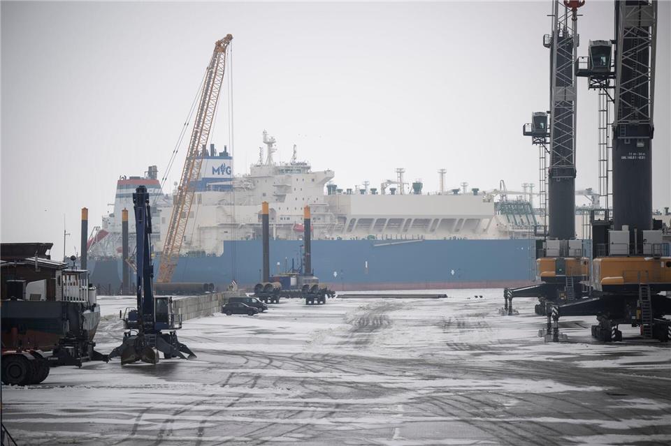 Weiterhin liegt der Gastanker „Maran Gas Nice“ am Rügener LNG-Terminal. Eigentlich sollte hier bereits an anderer Tanker liegen.Philip Dulian/dpa