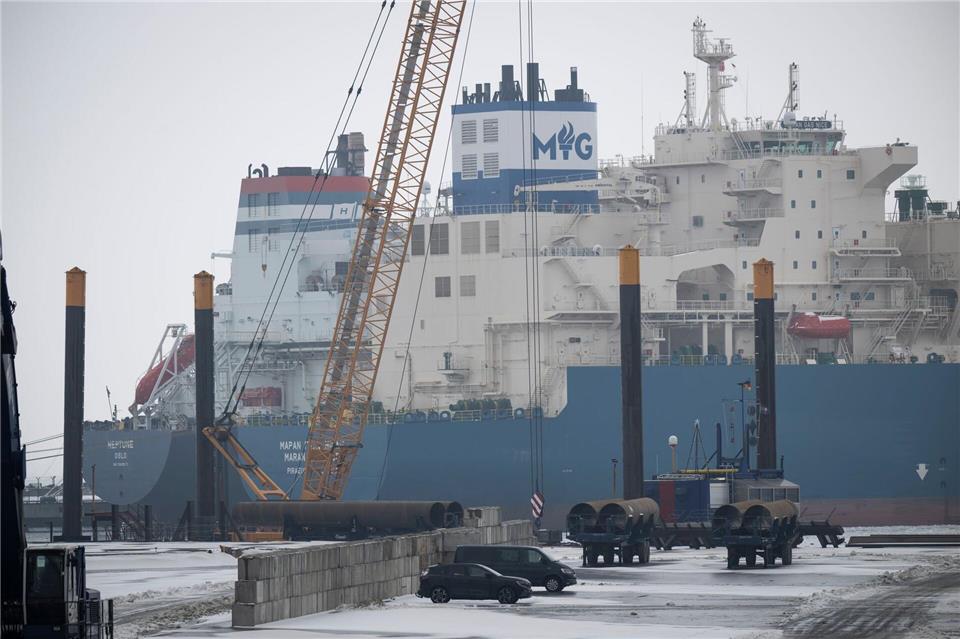 Weiterhin liegt der Gastanker „Maran Gas Nice“ am Rügener LNG-Terminal. Eigentlich sollte hier bereits ein anderer Tanker liegen. (Archivbild)Philip Dulian/dpa