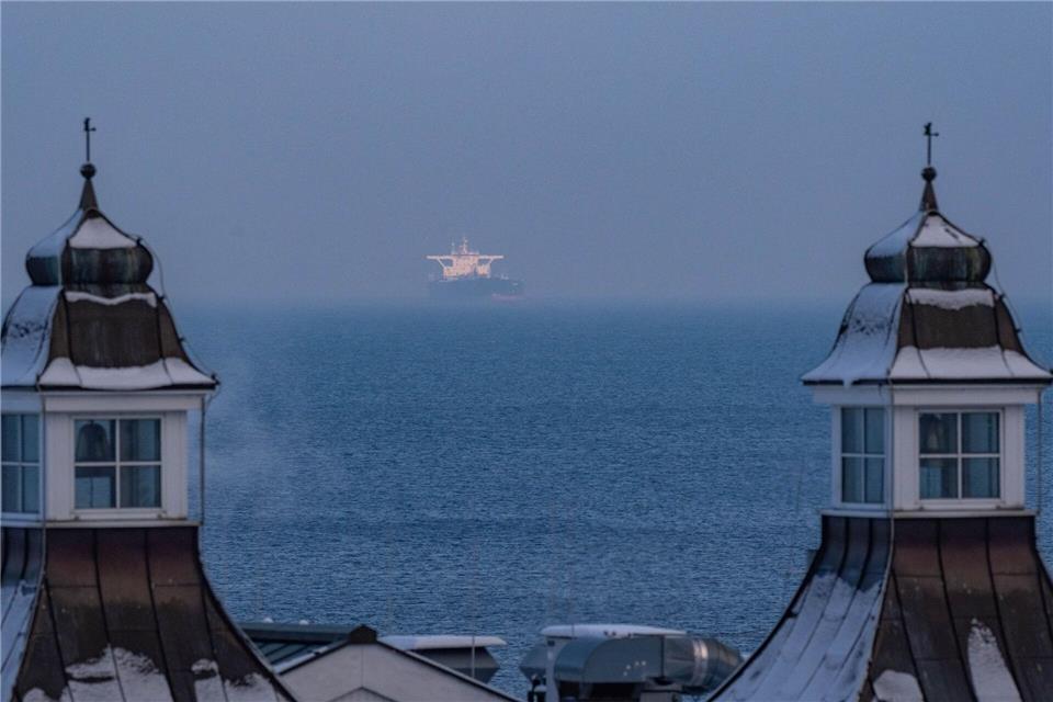 Weiterhin liegt der Tanker „Eventin“ vor Rügen.Stefan Sauer/dpa