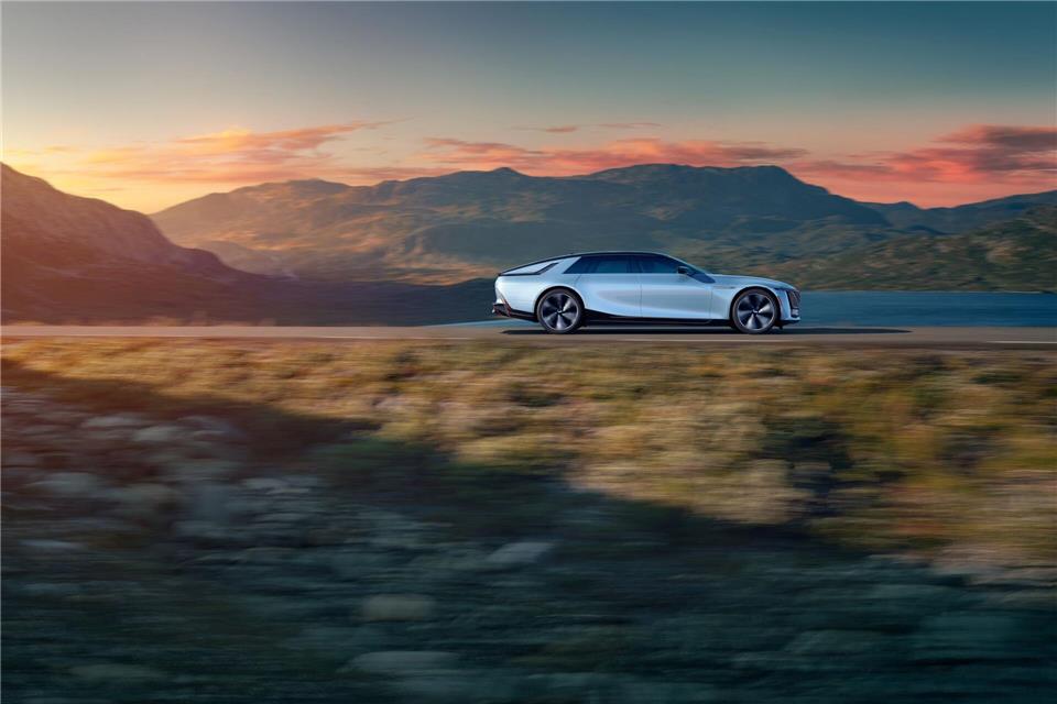 Weites Land - und langes Auto: Der rund 5,50 Meter lange Cadillac Celestiq lässt Erinnerungen an legendäre US-Straßenkreuzer aufkeimen.Cadillac/dpa-tmn