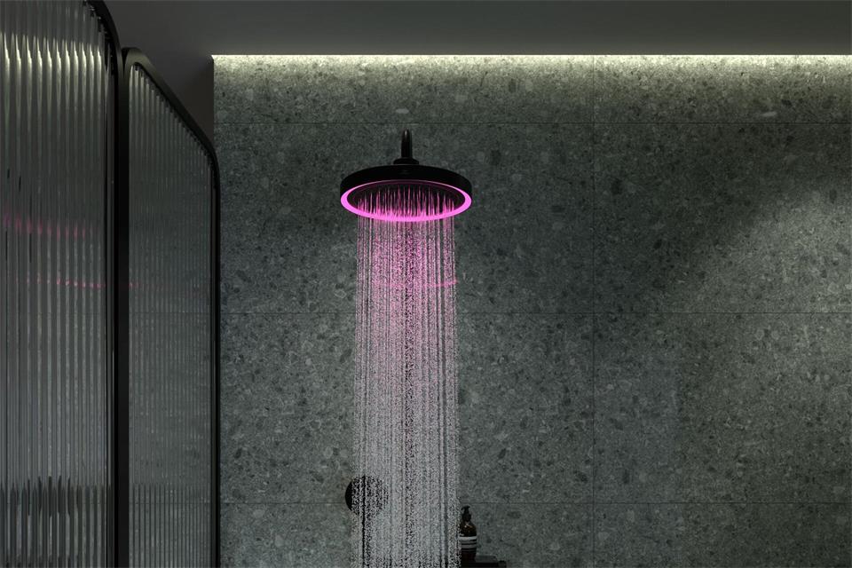Welche Farbe passt zum Tag? Mit einem Duschkopf mit LED-Beleuchtung kann man sich das auch beim Duschen überlegen. Hier ein Modell aus der Idealrain-Serie von Ideal Standard. Ideal Standard/Villeroy & Boch/dpa-tmn