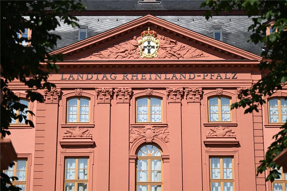 Landtagswahl-Umfrage: Viele Rheinland-Pfälzer unentschlossen Welche Machtverhältnisse herrschen nach dem März 2026 im Landtag in Mainz? In der benachbarten Staatskanzlei regiert seit 1991 die SPD. (Symbolbild)Arne Dedert/dpa