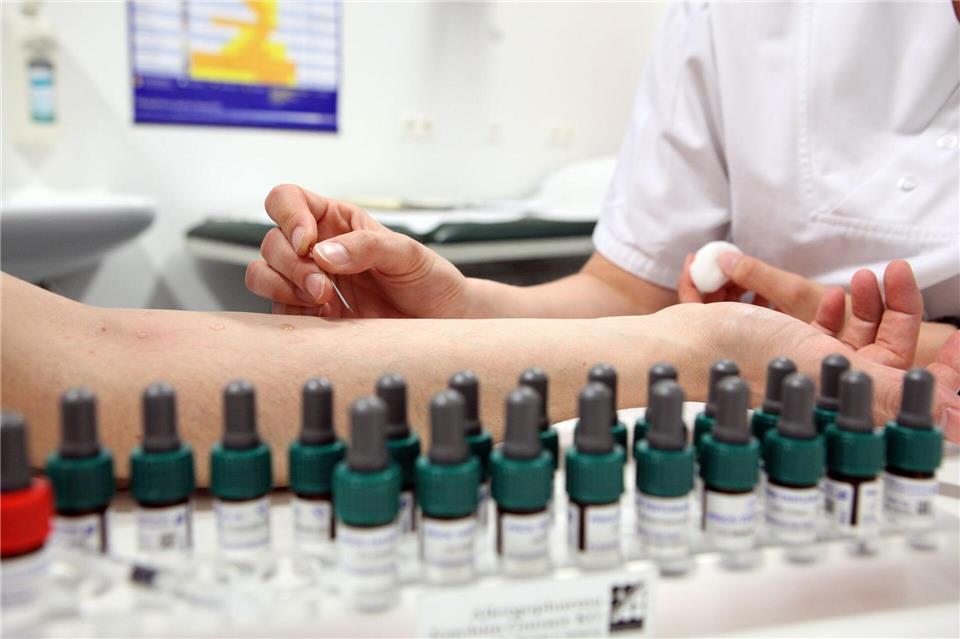 Welche Stoffe versetzen das Immunsystem in Alarmbereitschaft? Antworten darauf liefert ein sogenannter Prick-Test, bei dem Allergene in die Haut eingebracht werden. Bodo Marks/dpa/dpa-tmn