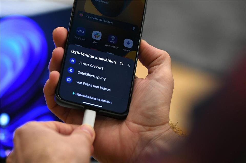 Welcher Modus darf es sein? Datenaustausch? Nur Fotos oder gleich Smart Connect? Beim Anstöpseln an den Windowsrechner müssen Nutzer sich entscheiden.Franziska Gabbert/dpa-tmn
