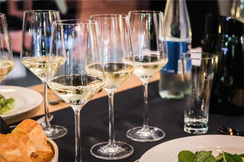 Welcher Tropfen mundet mir mehr? Um eine Antwort zu finden, ist der direkte Vergleich von Weinen hilfreich. Ricarda Dieckmann/dpa-tmn