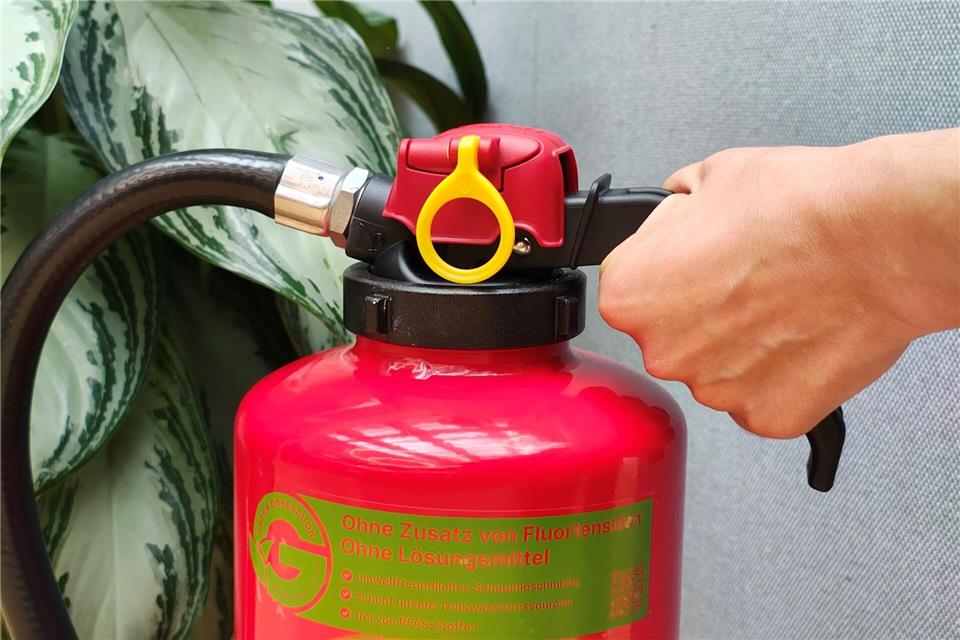 Feuerlöscher für zu Hause: Was beim Kauf und Einsatz zählt Welcher ist der Richtige? Und wie benutze ich ihn richtig? Einfach drauflos kaufen ist bei Feuerlöschern keine gute Idee.Isabelle Modler/dpa-tmn