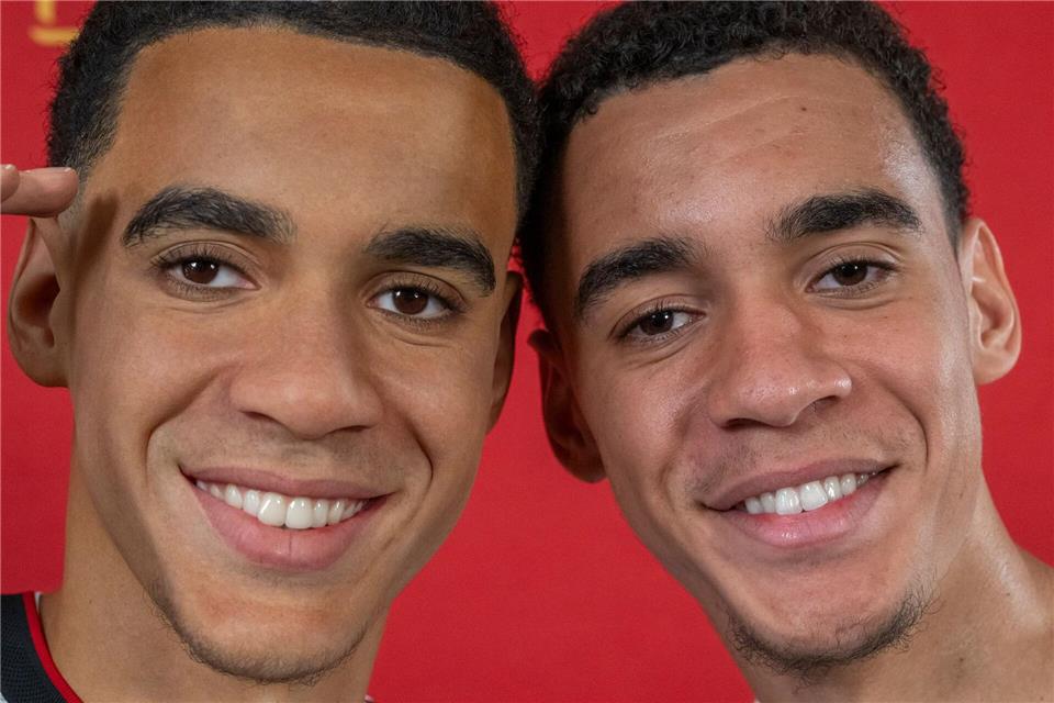 Welcher ist der echte? Jamal Musiala (rechts) und seine Wachsfigur von Madame Tussauds.Peter Kneffel/dpa