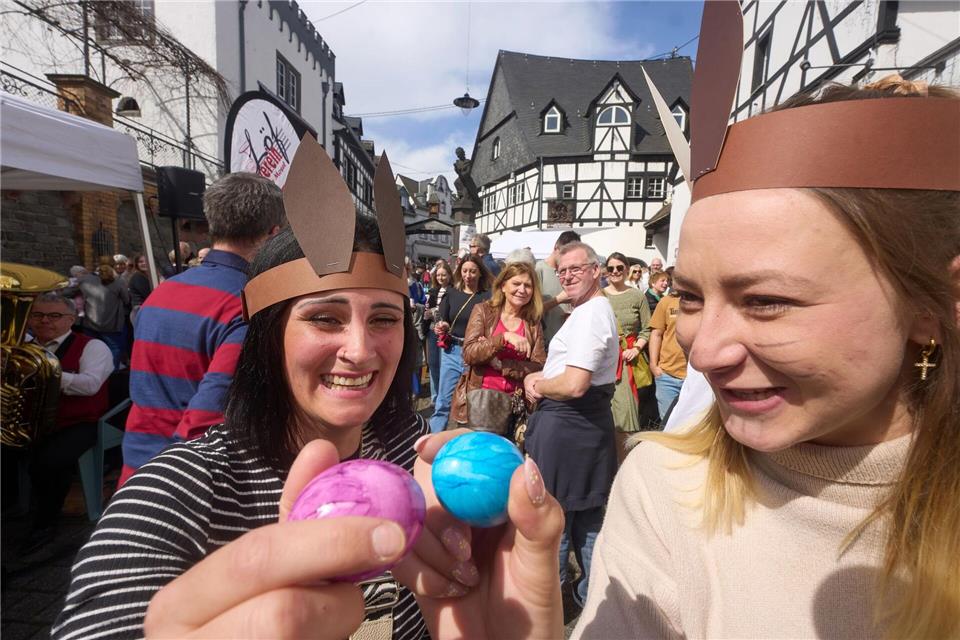 Welches Ei hält stand? In Winningen an der Mosel werden gefärbte Exemplare gegeneinander gedrückt, Eierkibben nennt sich das. (Archivfoto)Thomas Frey/dpa