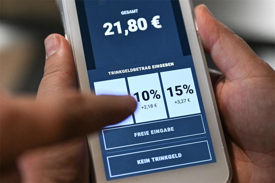 Welches Feld auf der Anzeige tippt man fürs Trinkgeld im Restaurant an? (Symbolbild)Jens Kalaene/dpa