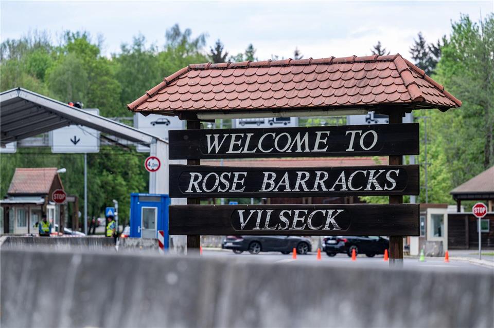 „Welcome to Rose Barracks Vilseck“, steht am Eingang zum US-Standort in der Oberpfalz. Das US-Verteidigungsministerium hatte angekündigt, rund 5.000 der etwa 39.000 in Deutschland stationierten US-Soldaten abzuziehen. Armin Weigel/dpa