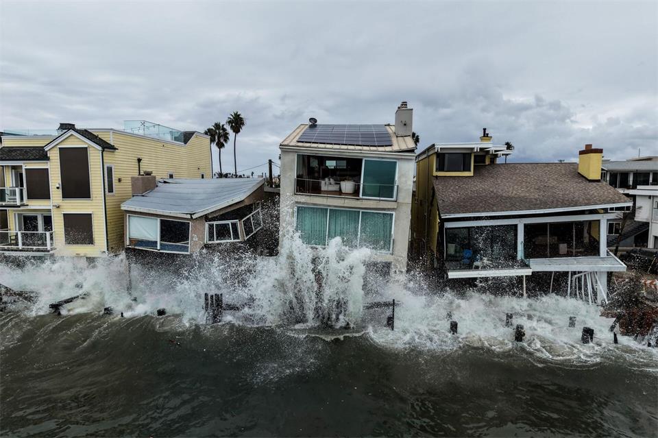 Wellen infolge des Tropensturms „Rachel“ brechen an Häusern am Strand von Long Beach.Jae C. Hong/AP/dpa