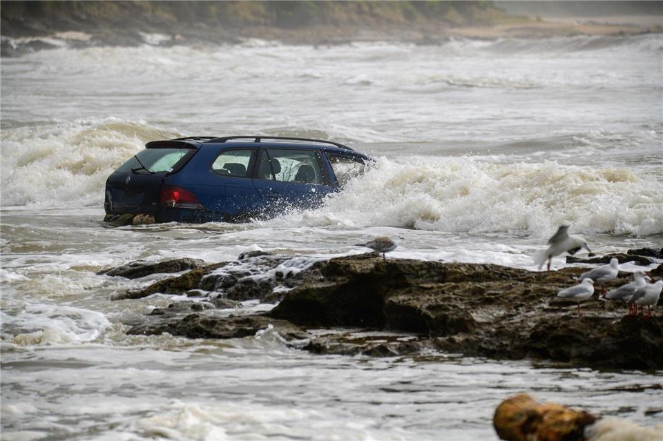 Wellen prallen gegen ein Fahrzeug, das nach einer Sturzflut in der Nähe des Wye River.Michael Currie/AAP/dpa
