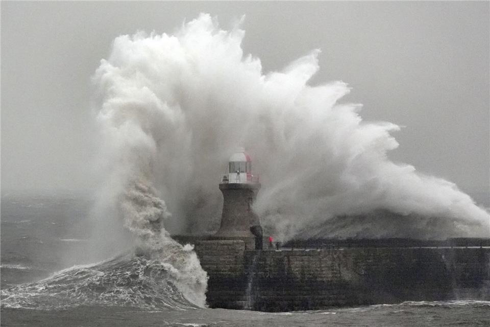 Wellen schlagen gegen den Leuchtturm von South Shields an der Nordostküste. Owen Humphreys/PA Wire/dpa