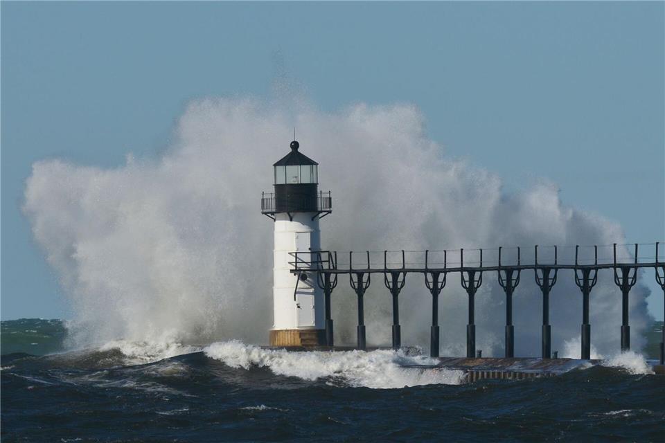 Wellen schlagen gegen den äußeren St. Joseph-Leuchtturm am Ufer des Lake Michigan in den USA.Don Campbell/The Herald-Palladium/AP/dpa
