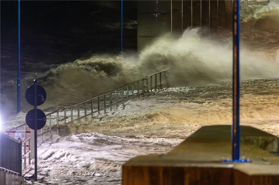 Wellen überspülten den Fähranleger in Dabebüll.Bodo Marks/dpa