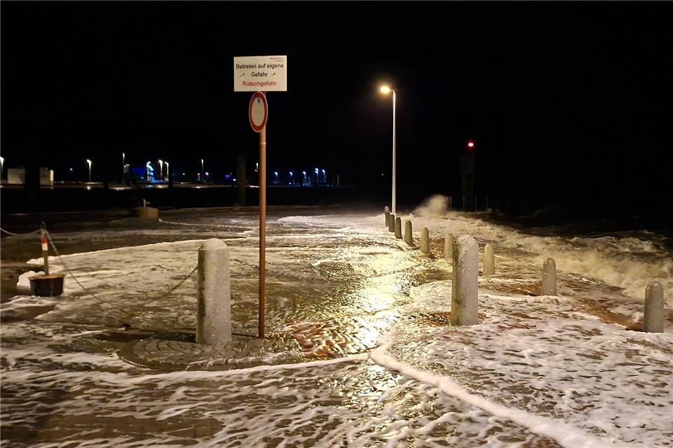 Wellen überspülten die Uferpromenade in Wilhelmshaven. Kai Moorschlatt/dpa
