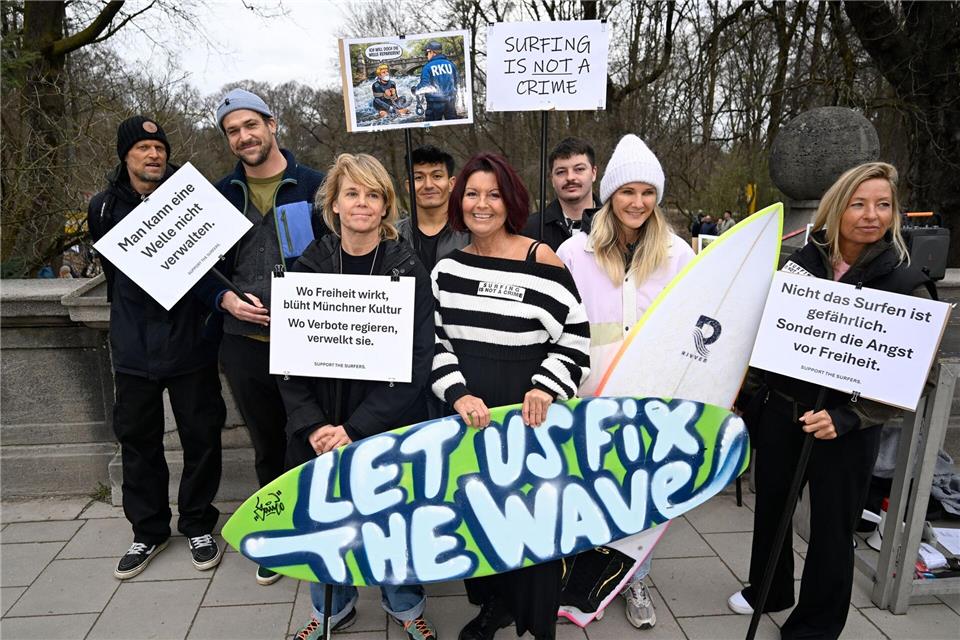 Wellenreiterinnen und Wellenreiter wüssten selbst am besten, wie die Welle sich wieder aufbaue und sicher surfbar sei, meint der Surfclub. Felix Hörhager/dpa