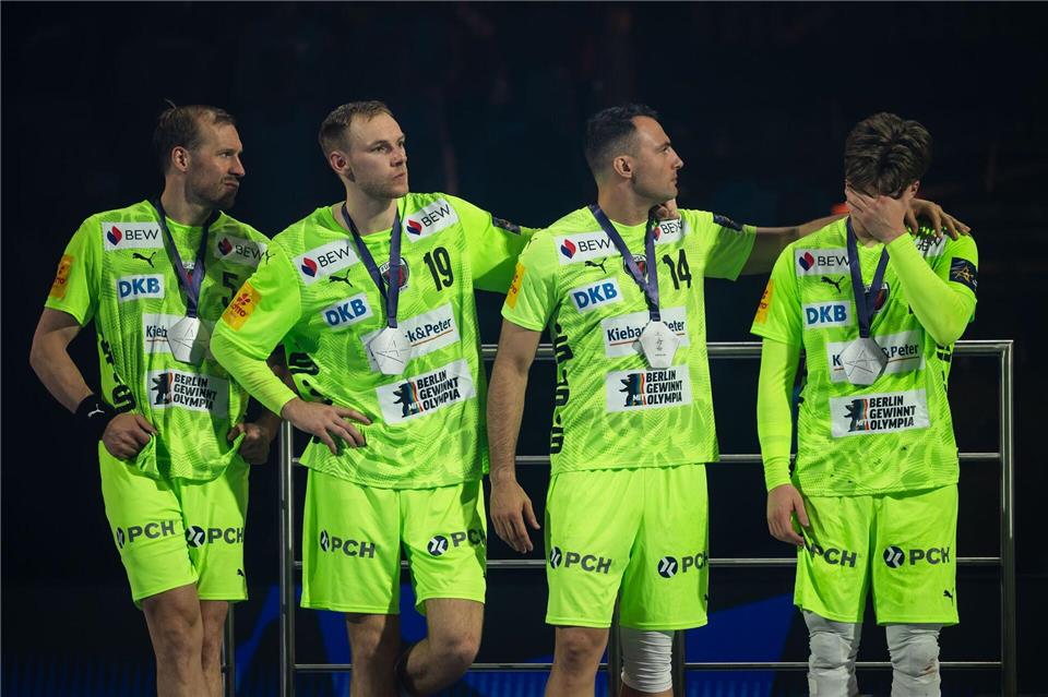 Welthandballer Mathias Gidsel (2 v.r.) glaubt an weitere Finalteilnahmen mit seiner Mannschaft. Marius Becker/dpa
