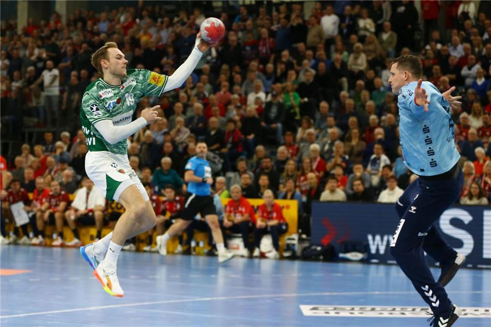 Welthandballer Mathias Gidsel im Duell mir Flensburg-Keeper Kevin Möller.Michael Hundt/dpa