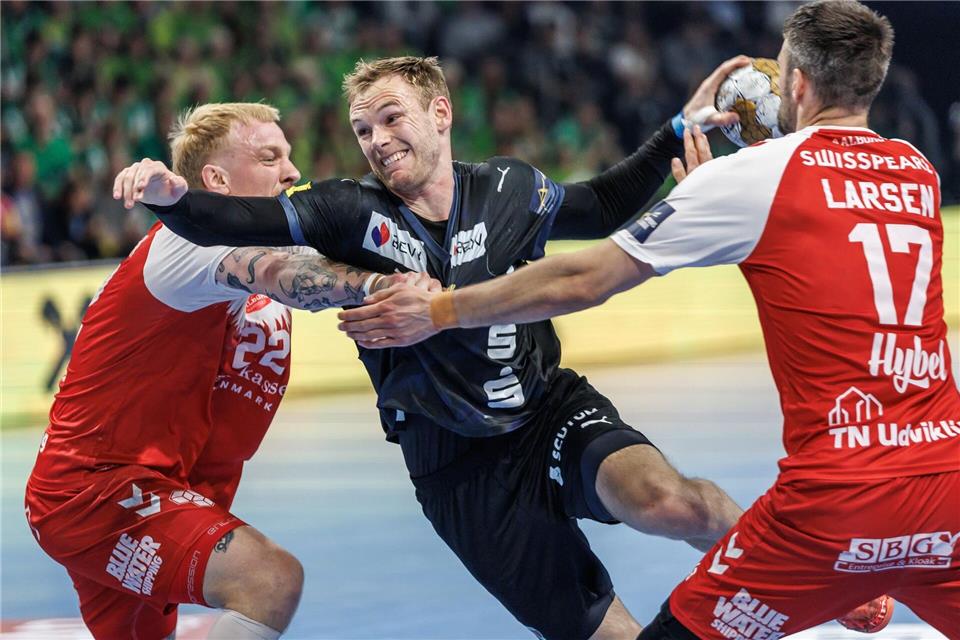 Füchse Berlin legen Grundstein zum Einzug ins Final Four Welthandballer Mathias Gidsel kämpft sich durch die Aalborg-DeckungAndreas Gora/dpa