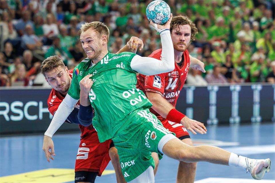 Welthandballer Mathias Gidsel muss sich gegen eine hartnäckige Verteidigung durchsetzen.Andreas Gora/dpa