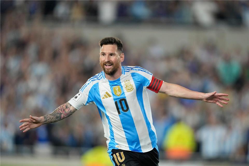 Weltmeister Argentinien mit Lionel Messi spielt am 27. März in Doha gegen Europameister Spanien. (Archivbild)Natacha Pisarenko/AP/dpa