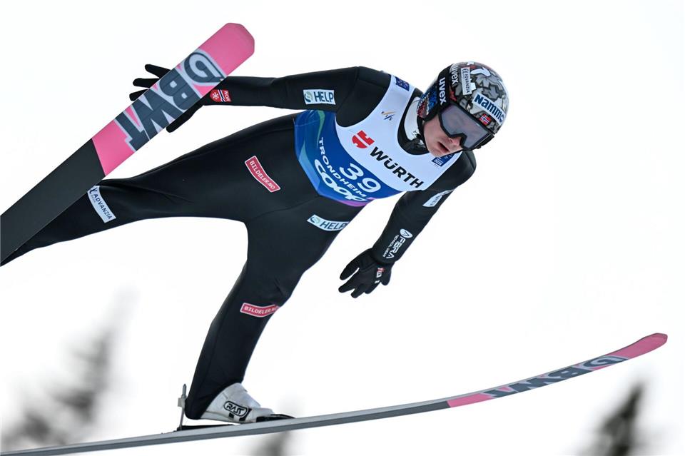 Weltmeister Marius Lindvik hofft auf ein mildes Urteil im WM-Anzugskandal.Hendrik Schmidt/dpa