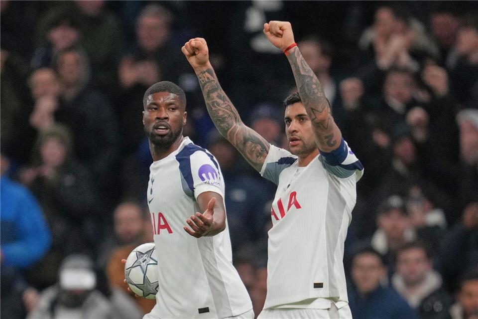 Weltmeister Romero (r) brachte die Gastgeber in Führung.Kin Cheung/AP/dpa