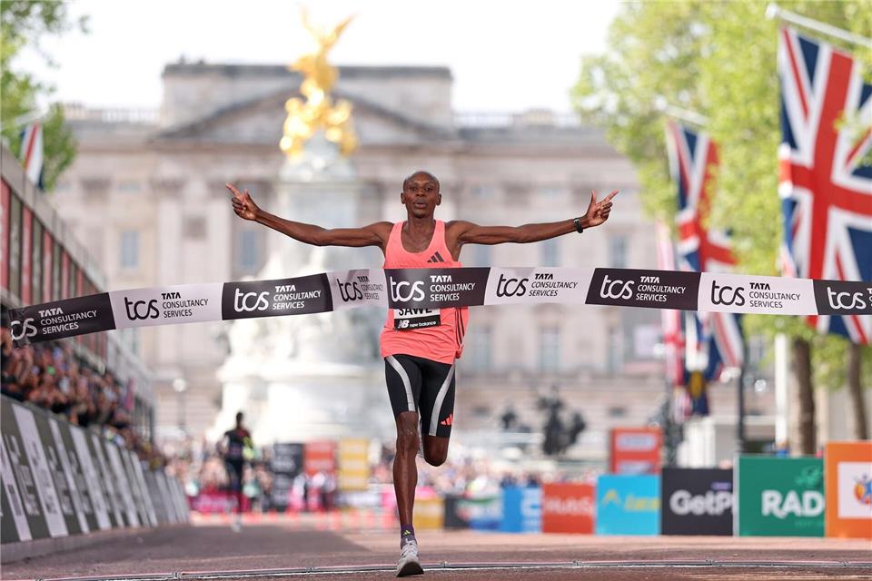Weltrekord: Sebastian Sawe aus Kenia läuft in London als erster Mensch der Welt einen Marathon unter zwei Stunden.Ian Walton/AP/dpa
