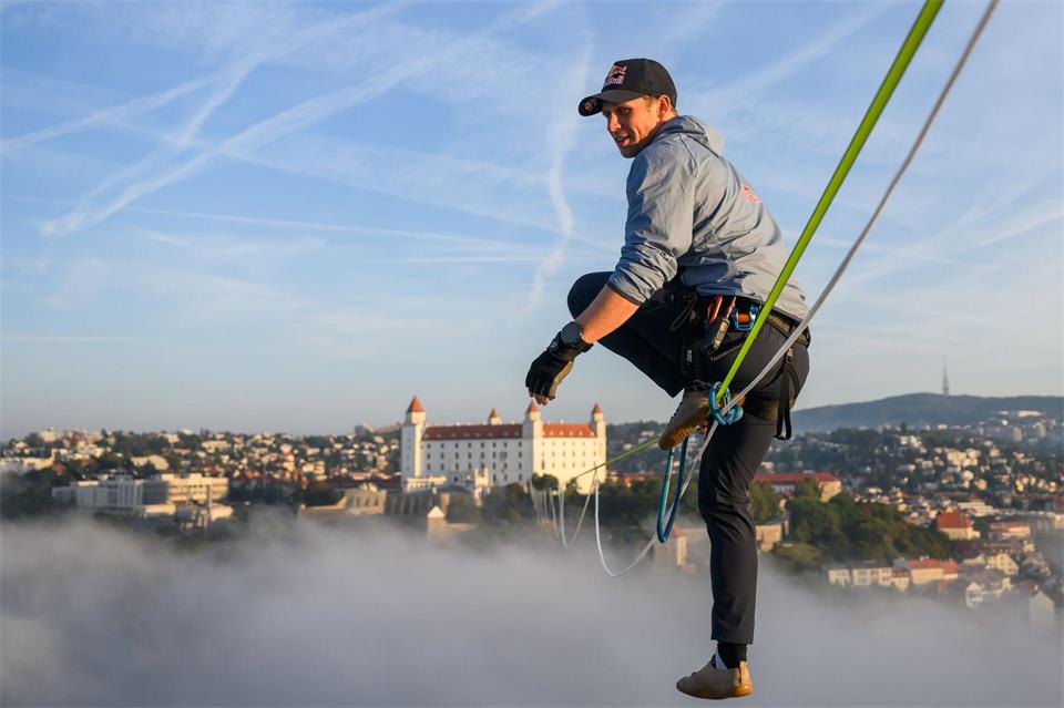 Weltrekordversuch in Bratislava: der Este Jaan Roose balanciert auf einer 666 Meter langen Slackline zwischen zwei Wahrzeichen der Hauptstadt.Jaroslav Novák/TASR/dpa