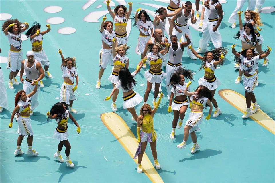 Weltstar Shakira (M) sang ihren WM-Song „Dai Dai“.Ricardo Mazalan/AP/dpa