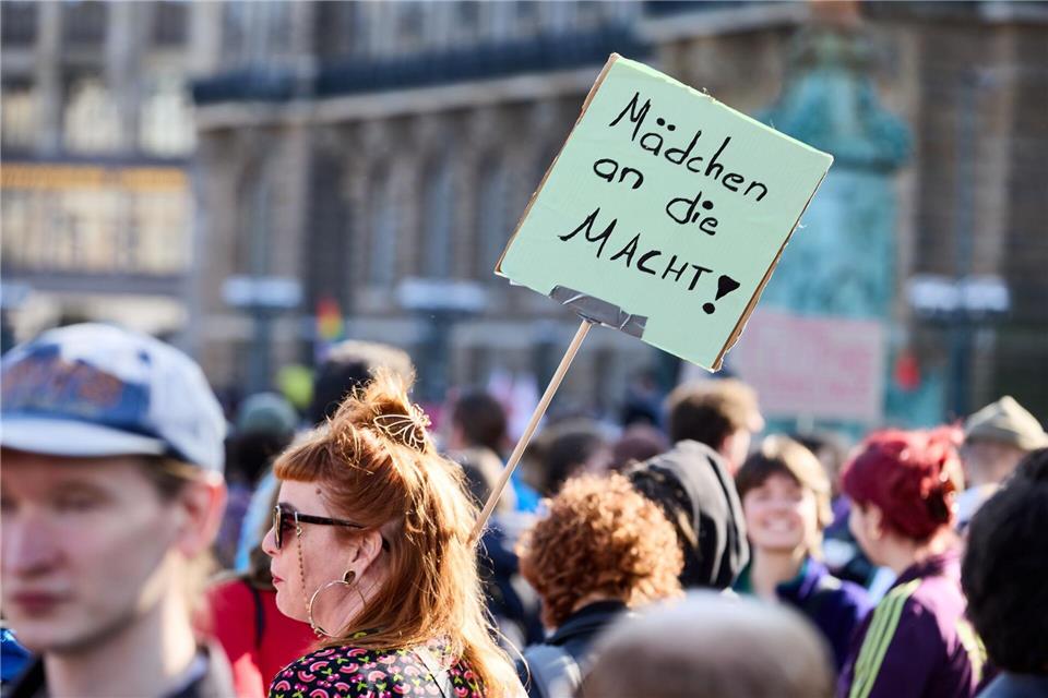 Tausende bei Hamburger Demonstrationen zum Weltfrauentag Weltweit gehen am 8. März Menschen für Frauen- und Mädchenrechte auf die Straße.Georg Wendt/dpa