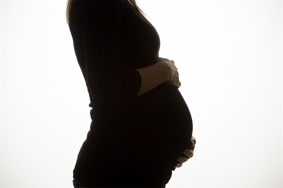 Weltweit kommen jedes Jahr fast zwei Millionen Babys tot zur Welt (Illustration).Sebastian Kahnert/dpa
