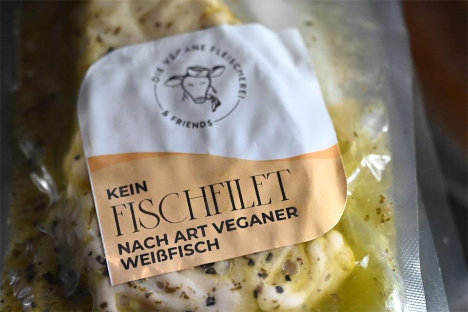 Wem an Weihnachten lieber nach Fisch ist: Auch dafür gibt es Alternativen. (Symbolbild)Bernd Weißbrod/dpa