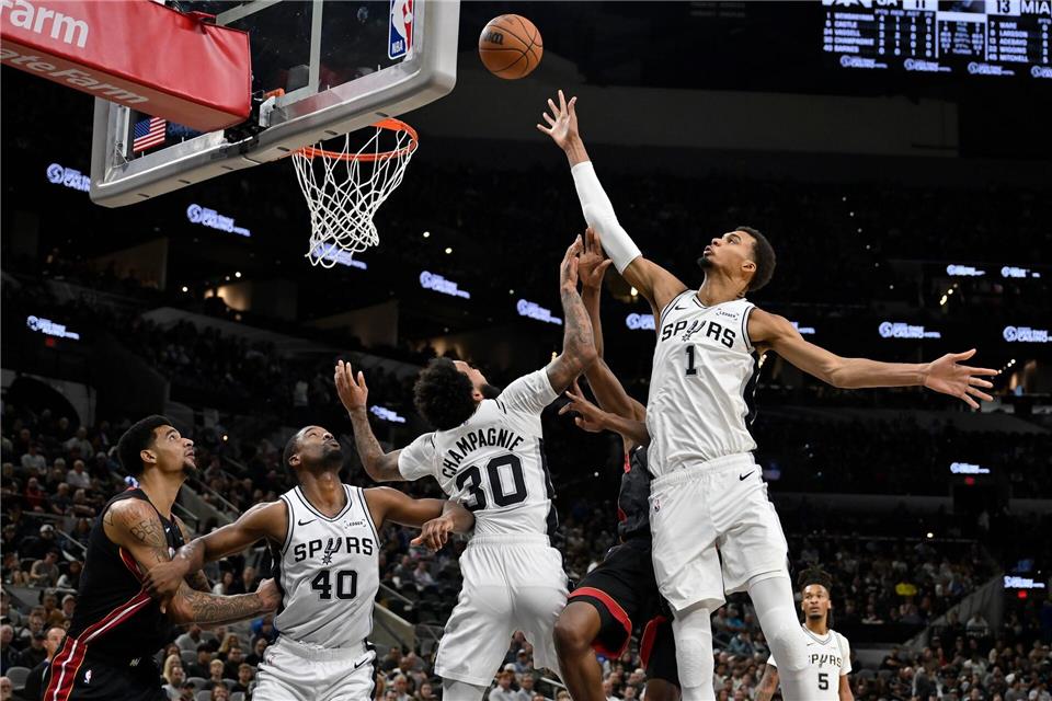 Niederlagen-Serie der Magic in NBA vorbei Wembanyama (rechts) und die Spurs sind noch ungeschlagen. Darren Abate/AP/dpa