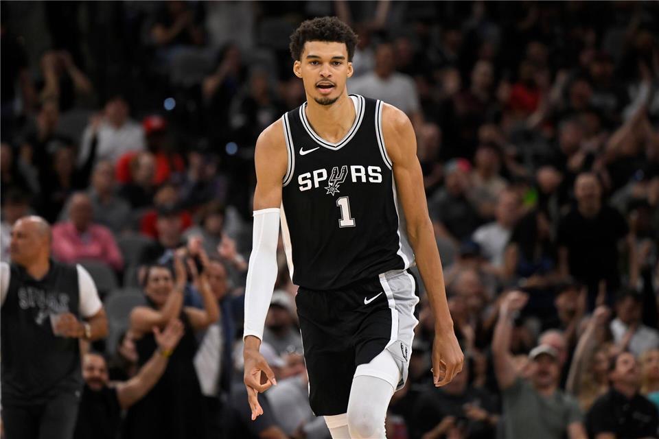 Wembys Idee: Spurs suchen Ultras für die neue NBA-Saison Wembanyama will mit einem neuen Fan-Club für mehr Stimmung bei den San Antonio Spurs sorgen. (Archiv-Foto)Darren Abate/AP/dpa
