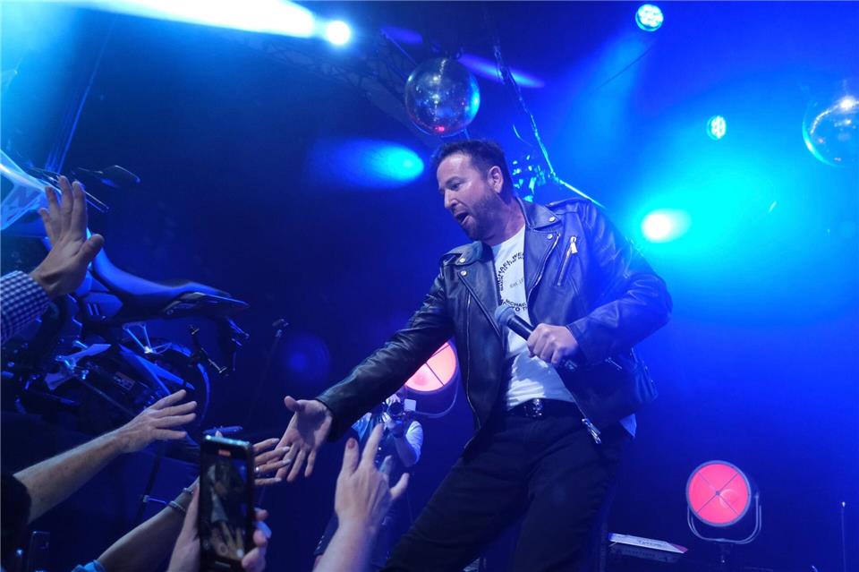 Umstrittener Schlagersänger Wendler tritt in Leipzig auf Wendler geht nach ran an seine Fans. Sebastian Willnow/dpa