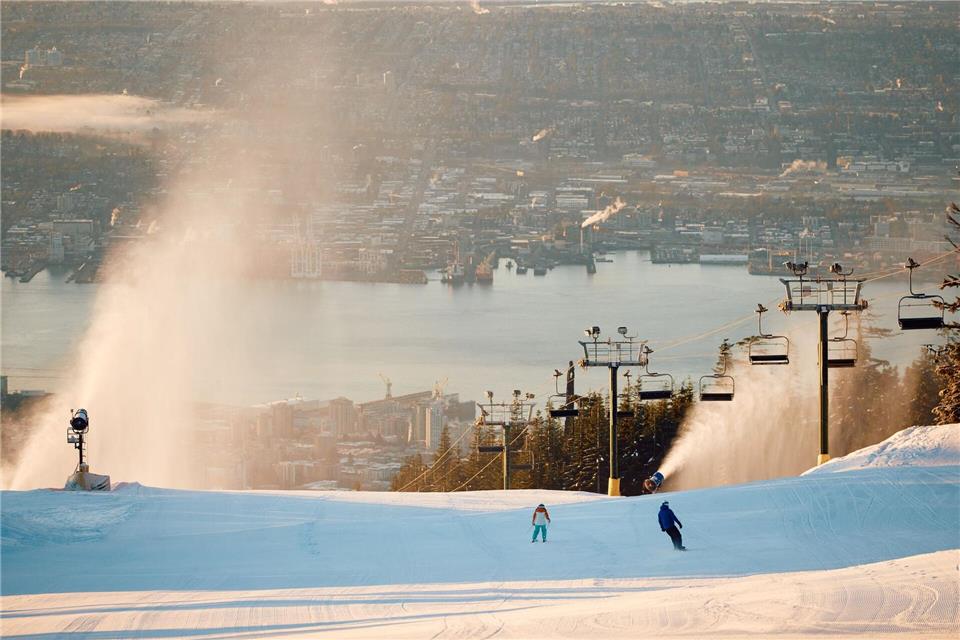 Wenig Lifte, große Aussicht: Blick vom Grouse Mountain auf Vancouver.Hubert Kang/Destination Vancouver/Kindred & Scout/dpa-tmn
