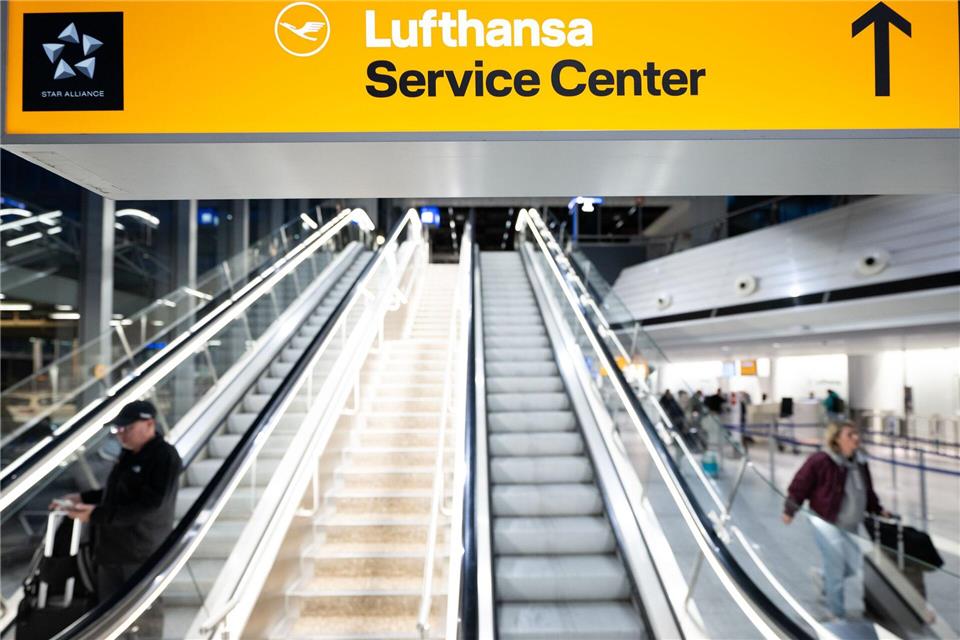 Wenig los bei der Lufthansa am Frankfurter Flughafen. Florian Wiegand/dpa
