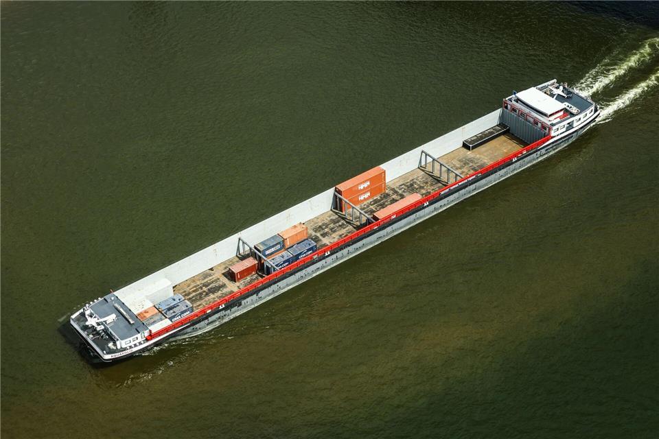 Wenige Container befördert dieses Schiff auf dem Rhein. Oliver Berg/dpa