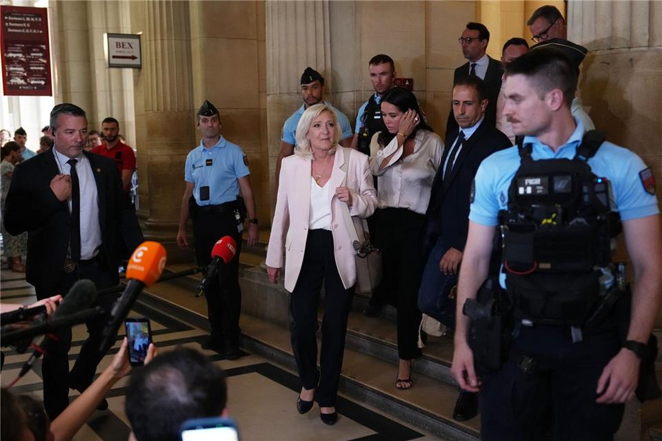 Wenige Stunden vor ihrer Ankündigung hatte ein Berufungsgericht Le Pen schuldig gesprochen.Aurelien Morissard/AP/dpa