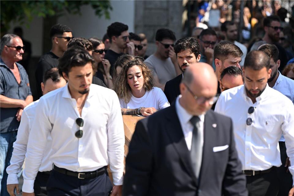 Wenige Tage nach der Hochzeit starb Diogo Jota bei einem Autounfall. Neben Rute Cardoso waren auch zahlreiche Mitspieler des Fußballprofis zur Trauerfeier gekommen.Pa/PA Wire/dpa