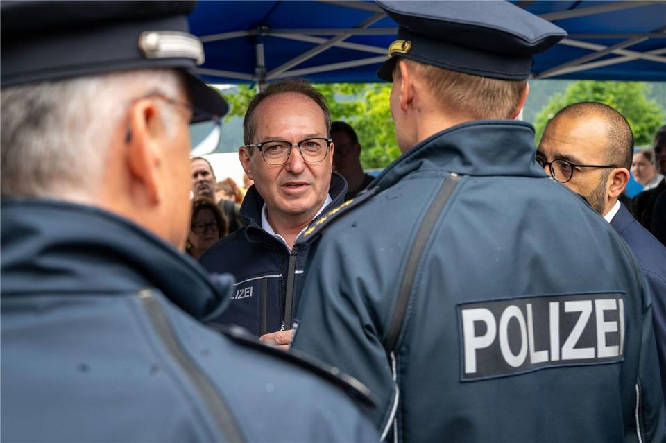 Wenige Tage nach seinem Amtsantritt besuchte Bundesinnenminister Alexander Dobrindt (CSU) die Grenze im bayerischen Kiefersfelden. (Archivfoto)Peter Kneffel/dpa