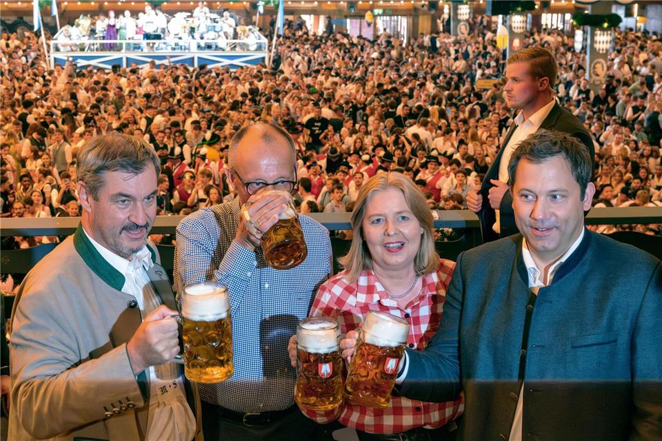 Wenige Tage vor der Veröffentlichung seines Wiesn-Hits „Sweet Caroline“ lotste CSU-Chef Markus Söder (links) Kanzler Friedrich Merz (2.v.l.) und das SPD-Führungsduo Bärbel Bas und Lars Klingbeil auf das Oktoberfest. (Archivbild)Peter Kneffel/dpa
