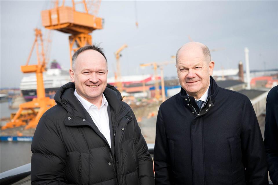 Wenige Tage vor der Wahl hat Bundeskanzler Olaf Scholz (SPD, r.) die Lloyd Werft in Bremerhaven besucht und mit dem Geschäftsführer Thorsten Rönner gesprochen. Sina Schuldt/dpa