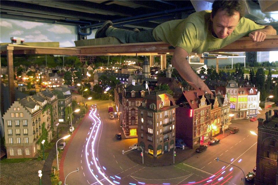 Wenige Tage vor der offiziellen Eröffnung des Miniatur-Wunderlandes arbeitet Gerrit Braun an der Anlage. (Archivbild)picture-alliance / dpa/dpaweb