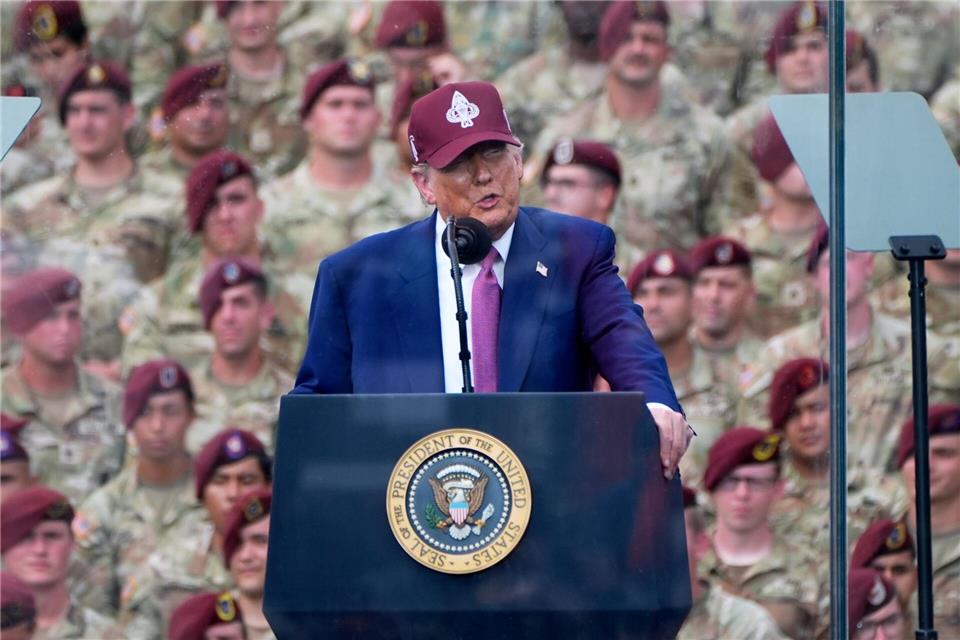 Wenige Tage vor einer großen Militärparade in Washington hat Donald Trump die Stärkung der amerikanischen Streitkräfte beschworen. Alex Brandon/AP/dpa