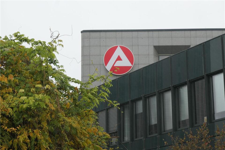 Weniger Arbeitslose in NRW: Die Agentur für Arbeit NRW gibt aber keine Entwarnung. (Archivbild)Helge Toben/dpa