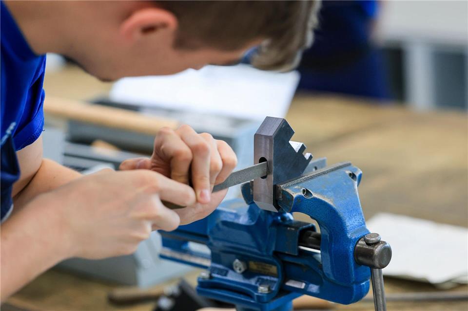 Weniger Ausbildungsplätze bei Industrie- und Handel besetzt. (Archivbild)Jan Woitas/dpa